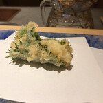 にい留 - 富山の白海老の大葉包み揚げ
      何という白海老のフワサク感！そして旨味！