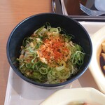 ココス - 冷やしうどん、揚げ玉、ネギ、七味唐辛子満載