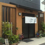 手打うどん 牛コロ 宮内 - 店の出入口。駐車場は店の前と月極駐車場に３台分あります。