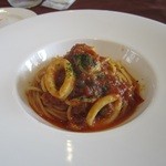 MEGU - 新鮮なヤリイカとツナのトマトソースパスタ