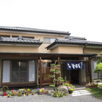 確かに「そば店」には見えません・・