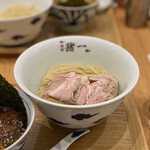 麺屋 猪一 離れ - 京の都もち豚ちゃーしゅー 追い鰹つけそば(黒醤油) 1,000円 (冷盛)