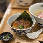 麺屋 猪一 離れ - 京の都もち豚ちゃーしゅー 追い鰹つけそば(黒醤油) 1,000円 (つけ汁温)