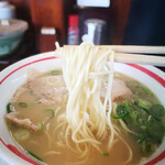 武蔵ラーメン - 結構太めの麺