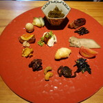 明道町中国菜 一星 - 前菜：四川風麻辣もずく、叉焼、タン、小女子、トマト、きじそう胡麻和え、帆立、カシューナッツ、クルミ、さつまいもチップス、黄金ピータン、うずら卵、胡瓜、よだれ鶏、えのきのパイ