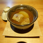 明道町中国菜 一星 - 鯨のさえずり(舌)のスープ、金華ハム、新じゃが入り、3、4時間蒸し上げたもの