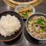 Amiyakiniku Kajiwara - 肉うどん580円