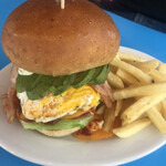 リゾートカフェ Leader 弁天島店  - 牛100%スペシャルバーガー