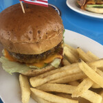 リゾートカフェ Leader - 牛100%チーズバーガー