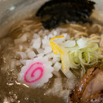 麺屋 なると - 玉ねぎ、柚子の皮、ネギ、ナルト