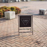 クレープスタンド - 広場に設置された立て看板が目印