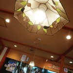 コメダ珈琲店 - レジの向かえに陣取り。レジのコメダおじさんランプがかわいい