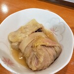 鶯酒場 - お通しのロールキャベツはかんぴょうで巻いてある