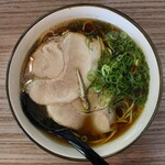 煮干しラーメン にぼってる - にぼしょうゆ(750円、真上から)