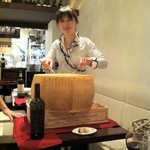 トラットリア コルポ デラ ストレーガ - 38キロのパルミジャーナで仕上げるスパゲティカルボナーラ