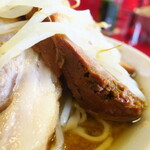 ラーメン二郎 - 豚の厚み