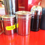 ラーメン二郎 - 卓上調味料