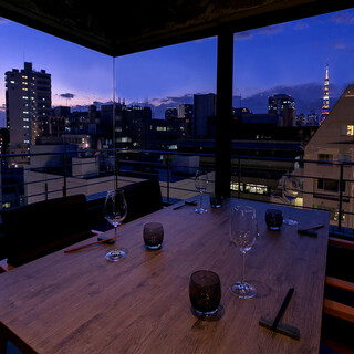 全面ガラス張りの開放感のある空間。