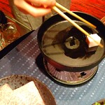 瀬里奈 - 仲居さんがすき焼き鍋に脂を塗る様子です。