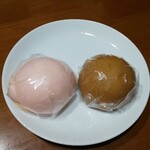 志波まんじゅう  - いちごまんじゅう（左）＆黒糖まんじゅう（右）