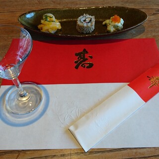テーブルマット・お箸袋は紅白のお祝い用に変更可能。(無料)