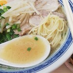 八作 - 麺は１玉150g、大盛は１．５玉、替え玉１玉は＋１５０円。スープは豚のゲンコツ＆背ガラのみで。