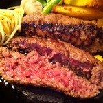 グリル アラベル - ハンバーグを横に半分に切るとあら～～♡♡ﾚｱ肉がじゅわ～♫♫