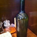 グリル アラベル - お水が瓶で提供されます