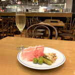 Le Bar a Vin 52 AZABU TOKYO - スパークリングワイン（290円 ＋税）
                        14ヶ月熟成ハモンセラーノのおつまみ盛り合わせセット（290円 ＋税）
                        どちらもハッピーアワー価格
