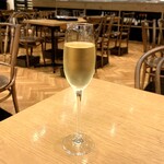 Le Bar a Vin 52 AZABU TOKYO - スパークリングワイン（290円 ＋税）
      ハッピーアワー価格