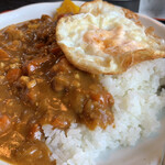 中華料理 萬福 - 目玉焼きon theカレーライス