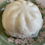 中華料理 萬福 - 直径15センチ位の豚まん