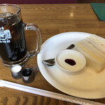 ダフネ珈琲館  - アイスコーヒー420円に無料サービスのB setモーニング。