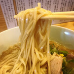 地球の中華そば - 煮玉子白湯そばの平打ち麺リフトアップ