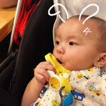 地球の中華そば - 厨房を興味深く見つめる我が子