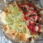 Pizza Bar NAPOLI - マリッジ(クワトロフォルマッジ＆マルゲリータ)