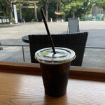 杜のテラス - 鳥居をバックにアイスコーヒー