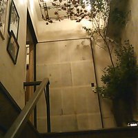 SUSHI 権八 西麻布 - エントランスの階段