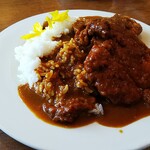 レストラン 蔵王 - 欧風テイストのカツカレーは￥１２０0也（税込み）、黄色いのは食用菊の花です。