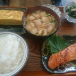 サンカク窓 - 生銀鮭西京漬け、魚河岸の厚焼き玉子、法連草とシメジの胡麻和え