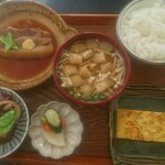 サンカク窓 - 豚バラ角煮、魚河岸の厚焼き玉子、イカと大根の田舎煮