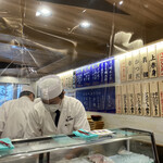 魚がし日本一 立喰寿司 - 店内写真…随分清潔感あるショーケース！
            
            ショーケースの中のお刺身の状態　良さげ！