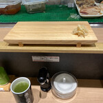Uogashi Nihonichi Tachigui Sushi - まな板の上にガリ…お茶と味噌汁
                        
                        ランチの『魚がし』980円を2人前注文じゃ〜