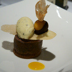 ラ・ヴァガボンド - ３-８　ヴァローナ『ピュア・カライブ』フォンダンショコラ　黒トリュフのグラス