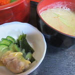 藤寿し - エビ出汁の味噌汁と、あさり、きゅうり、わかめの酢味噌和え