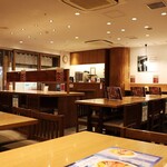 麺処直久 - 内観写真:入口から見て右奥の席からの店内