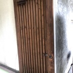 大どころ - 入り口がわかりずらいのですが、この扉を開けると奥にお店があります。 18時開店で、扉は18時にならないと開きません。