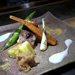 ＊山椒醤油をつけながら焼いた「伊佐木」は、切り身が大きいこと。 お野菜もボリュームがありますし、新鮮ですのでどれも甘いですね。 石鯛の白子ソースや肉味噌と共に頂きますが、美味しい。