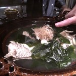 大どころ - ＊主人の指を添えましたので、ボリュームがわかりますかすかしら。 身もタップリで、かなりのボリュームです。 皮目はコラーゲンタップリで、女性には嬉しい。＾＾ 薄味で仕立ててありそのままでも「頂けますが、ポン酢で頂くと旨味が増しました。