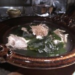 メイン料理は「鯛（糸島）」の潮煮と玄海のワカメ。